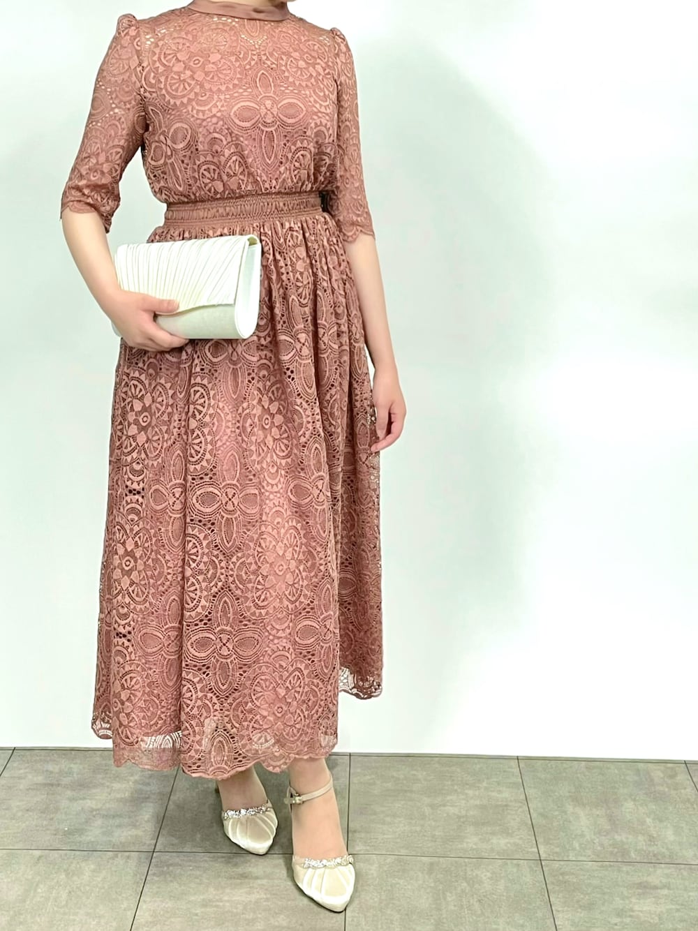 「フォーマル、オトナ女子、カラー×コーデ、結婚式、二次会、成人式、発表会」｜「Cupid Heartの【Cupid Heart】結婚式BAG サテンプリーツクラッチバッグ（クラッチバッグ、ホワイト系）」を使った、T.lさん（レディース・151cm）の春コーディネートの1枚目の写真