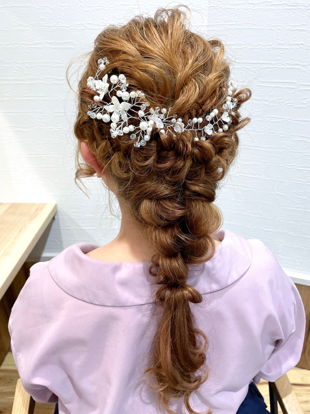 「フォーマル、ヘアアレンジ、ヘアアクセ、ヘッドドレス、結婚式、二次会、謝恩会、成人式」｜「Cupid Heartの【Cupid Heart】結婚式ヘアーアクセ リブロン ヘッドドレス（バレッタ/ヘアクリップ、シルバー系）」を使った、T.lさん（レディース・151cm）の春コーディネートの1枚目の写真