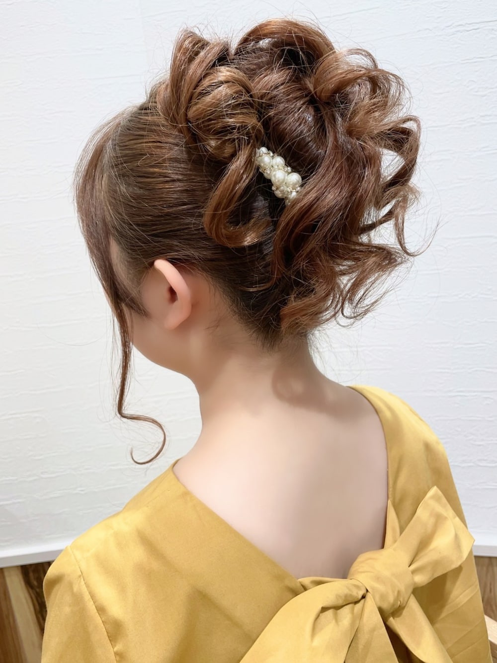 「ヘアアレンジ、ヘアアクセ、フォーマル、ドレス、結婚式、結婚式二次会スタイル、お呼ばれスタイル、お呼ばれ、成人式、謝恩会、卒業式、発表会」｜「Cupid Heartの【Cupid Heart】結婚式アクセサリー ツイストパームコーム（バレッタ/ヘアクリップ、ゴールド系）」を使った、T.lさん（レディース・151cm）の春コーディネートの1枚目の写真