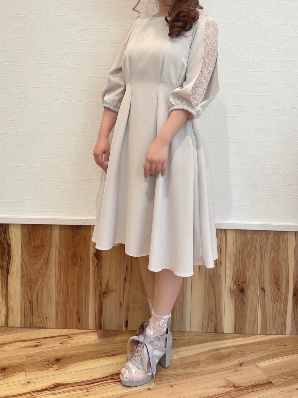 「シンプルコーデ、低身長、ドレス、フォーマル、結婚式、成人式、謝恩会、同窓会」｜「Cupid Heartの【Cupid Heart】結婚式ドレス 袖レース切替シンプルワンピース（ドレス、グレー系）」を使った、T.lさん（レディース・151cm）の春コーディネートの1枚目の写真