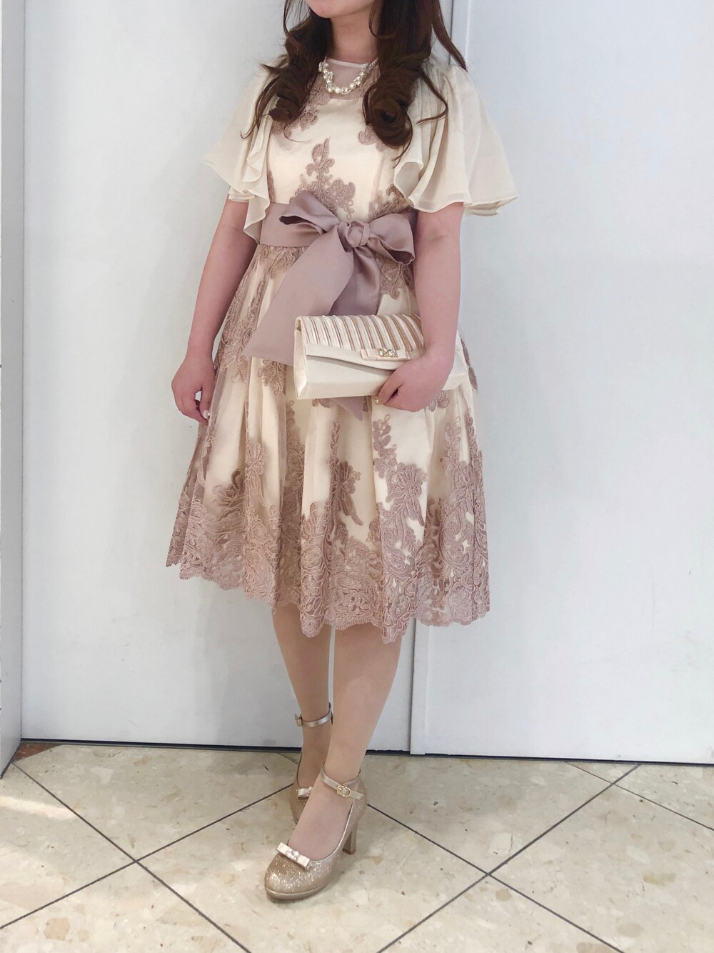 「結婚式、お呼ばれスタイル、成人式、謝恩会、卒業式、フォーマル、低身長、春コーデ」｜「Cupid Heartの【Cupid Heart】結婚式用パンプス♪ ﾘﾎﾞﾝ付きグリッターパンプス（パンプス、ゴールド系）」を使った、T.lさん（レディース・151cm）の春コーディネートの1枚目の写真