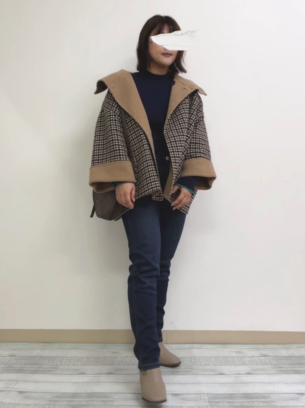 「冬コーデ、ベージュ、低身長コーデ、ミニバッグ、ポンチョ、チェック、冬アウター、大人ガーリー」｜「SHIPS anyのSHIPS any: リバー スタンドカラー ポンチョ ショート コート（ポンチョ、ベージュ系）」を使った、kama555さん（レディース・156cm）の冬コーディネートの1枚目の写真