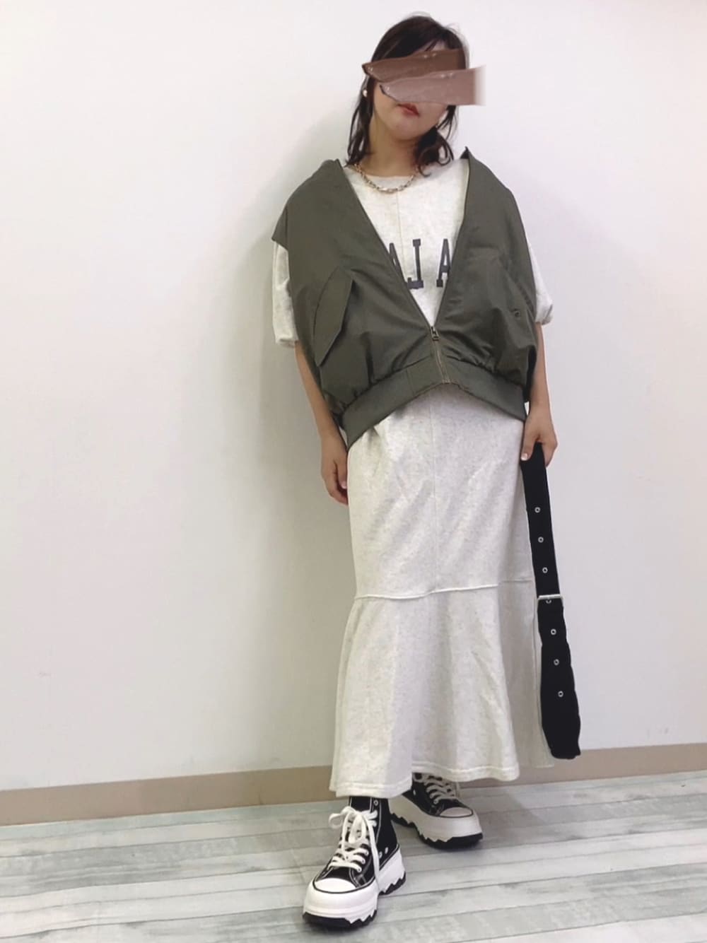 「秋服準備はじめました、秋服まるっと大公開、大人カジュアル、厚底スニーカー、GU、低身長、スポーツミックス、ワンピース」｜「Babの【低身長向け・高身長向けサイズあり】袖ボリューム前後２WAYマーメイドスウェットワンピース（ワンピース、グレー系）」を使った、kama555さん（レディース・156cm）の秋コーディネートの1枚目の写真