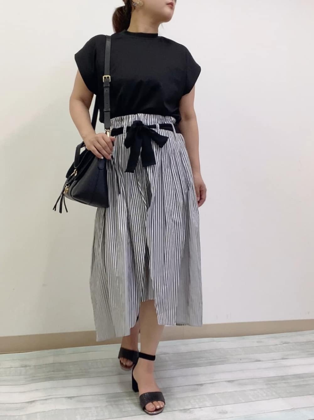 「クロップドトップス、お出かけコーデ、低身長女子、サンダルコーデ、オトナ女子、オフィスカジュアル、ストライプ、モノトーン」｜「soeur7のアイテム（スカート、グレー系）」を使った、kama555さん（レディース・156cm）の夏コーディネートの1枚目の写真