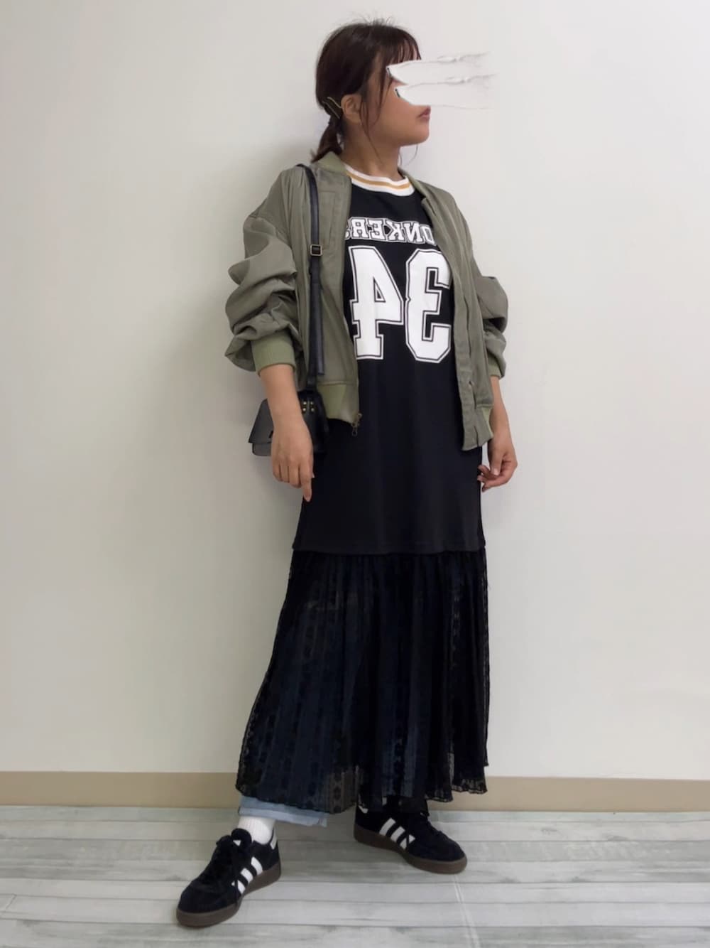 「おでかけコーデ、休日コーデ、低身長女子、スポーツミックス、ワンピース×デニム、レイヤードスタイル、ミリタリー、ママファッション」｜「RODEO CROWNS WIDE BOWLのカスタムレースドッキングワンピース（ワンピース、ブラック系）」を使った、kama555さん（レディース・156cm）の秋コーディネートの1枚目の写真