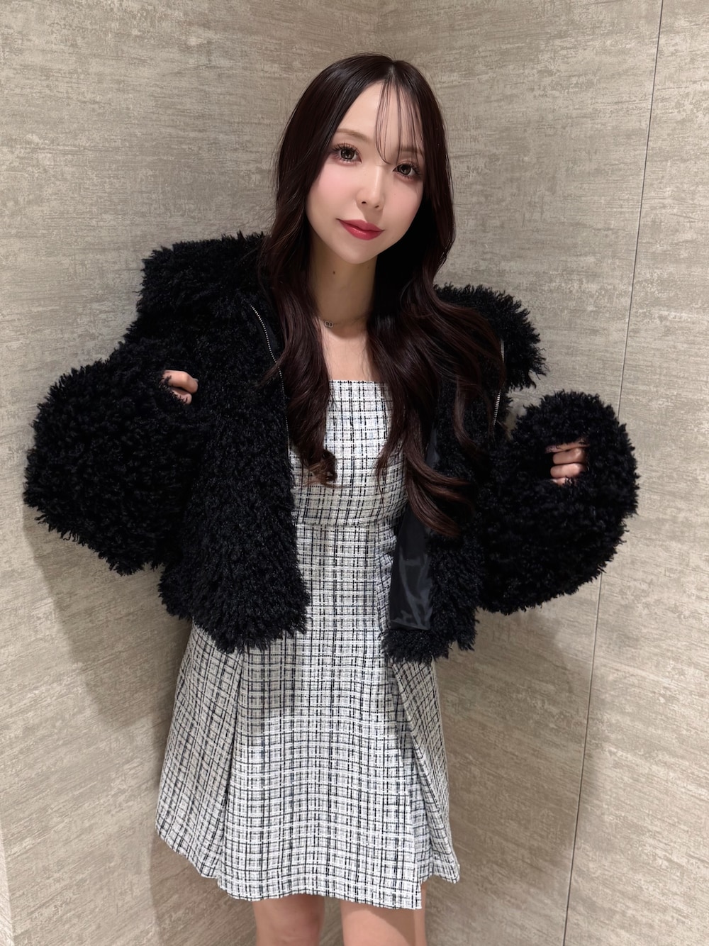 ブラック系のブルゾン、ホワイト系のワンピースを着用したレディースの秋コーディネートの1枚目の写真