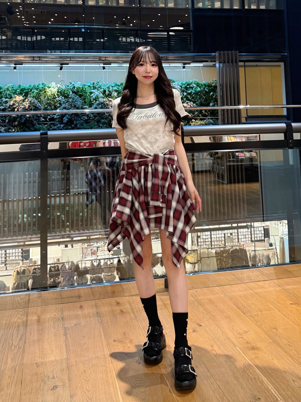 ホワイト系のTシャツ/カットソー、レッド系のスカート、ブラック系のサンダルを着用したレディースの夏コーディネートの1枚目の写真