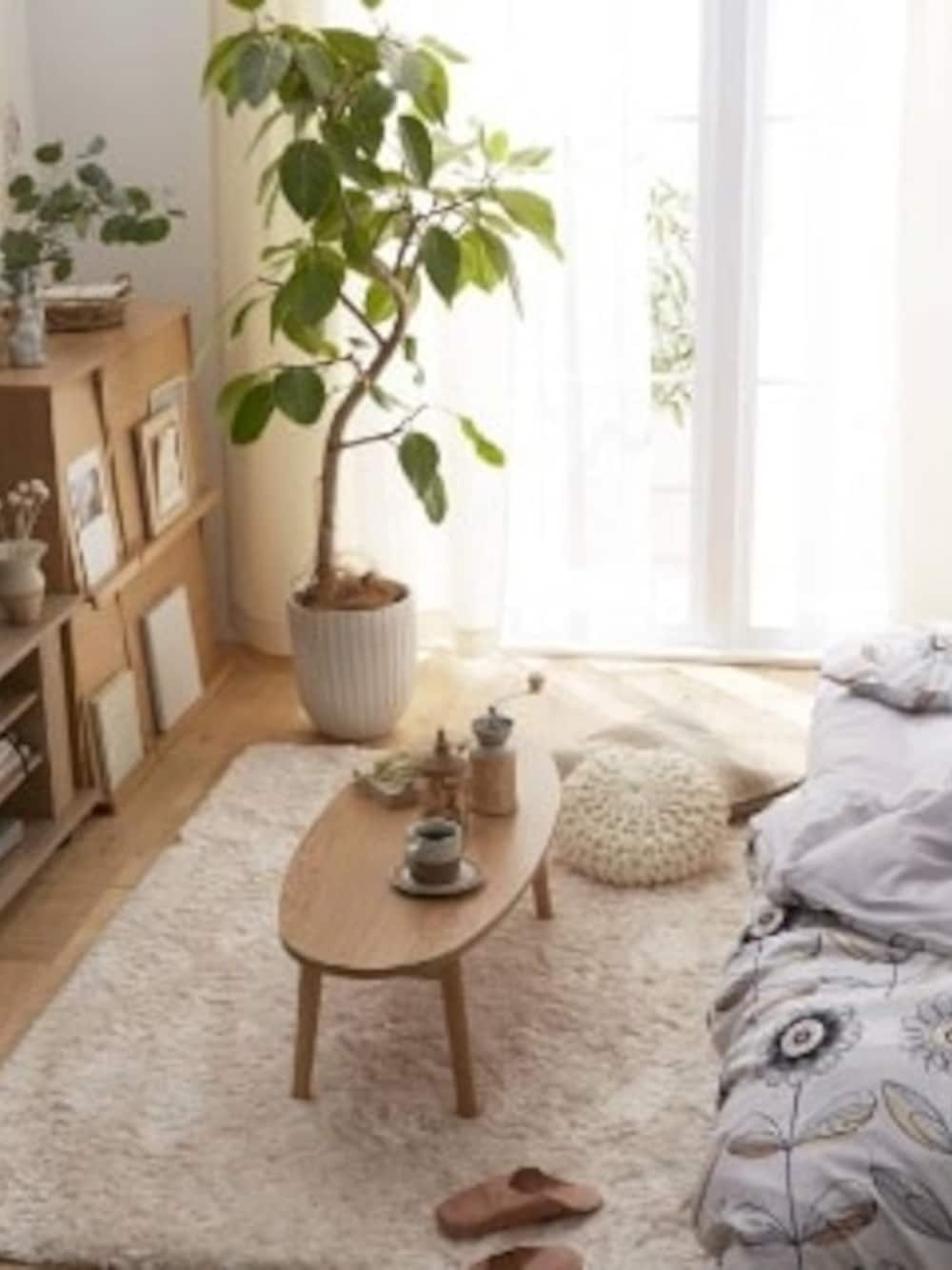 ベージュ系の家具、ベージュ系の家具、ピンク系の寝具を着用したレディースの冬コーディネートの1枚目の写真