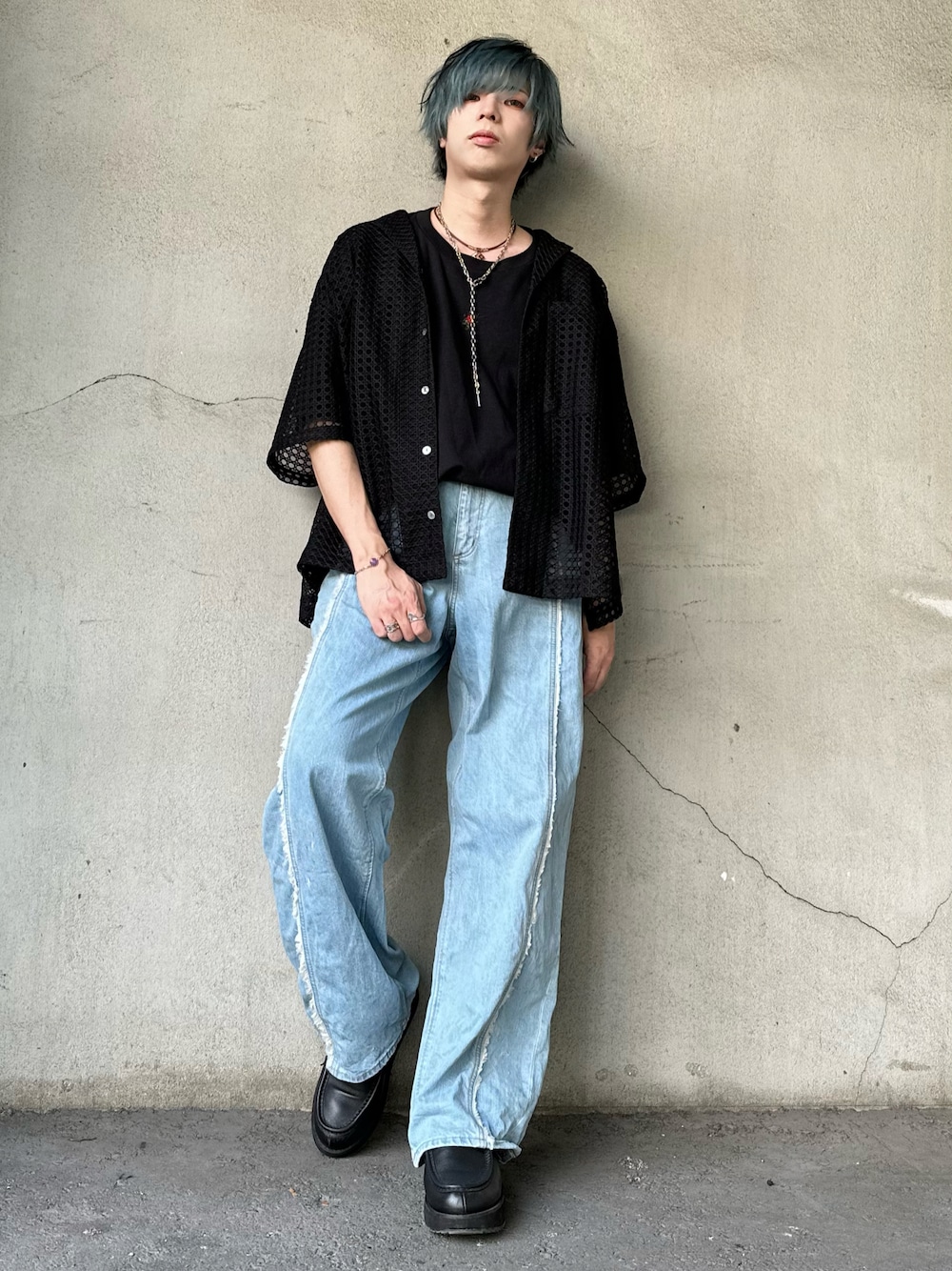 「メッシュ、オープンカラーシャツ、デニム、刺繍トップス、レイヤードスタイル、厚底シューズ、お出かけコーデ、きれいめカジュアル、このスタイルがお気に入り、夏だ！Tシャツ着よう！、夏コーデ、adrer、HARE、GU、Lui's」｜「tk.TAKEO KIKUCHIのアイテム（ドレスシューズ、ブラック系）」を使った、TatsukiMikiさん（メンズ・169cm）の夏コーディネートの1枚目の写真