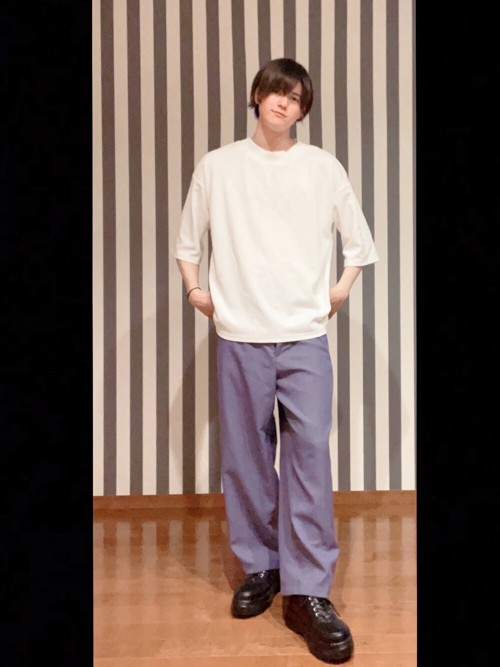 ホワイト系のTシャツ/カットソー、パープル系のスラックス、ブラック系のブーツを着用したメンズの夏コーディネートの1枚目の写真