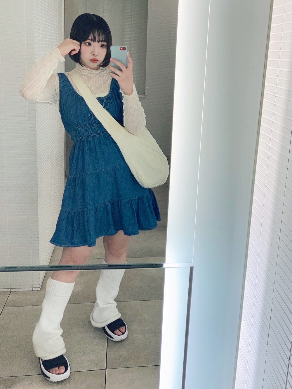 「夏コーデ、デニム、デニムコーデ、デニムワンピース、レッグウォーマー」｜「GAPのウォッシュウェル デニム ティアード ミニワンピース（ワンピース、ブルー系）」を使った、なごさん（レディース・166cm）の夏コーディネートの1枚目の写真
