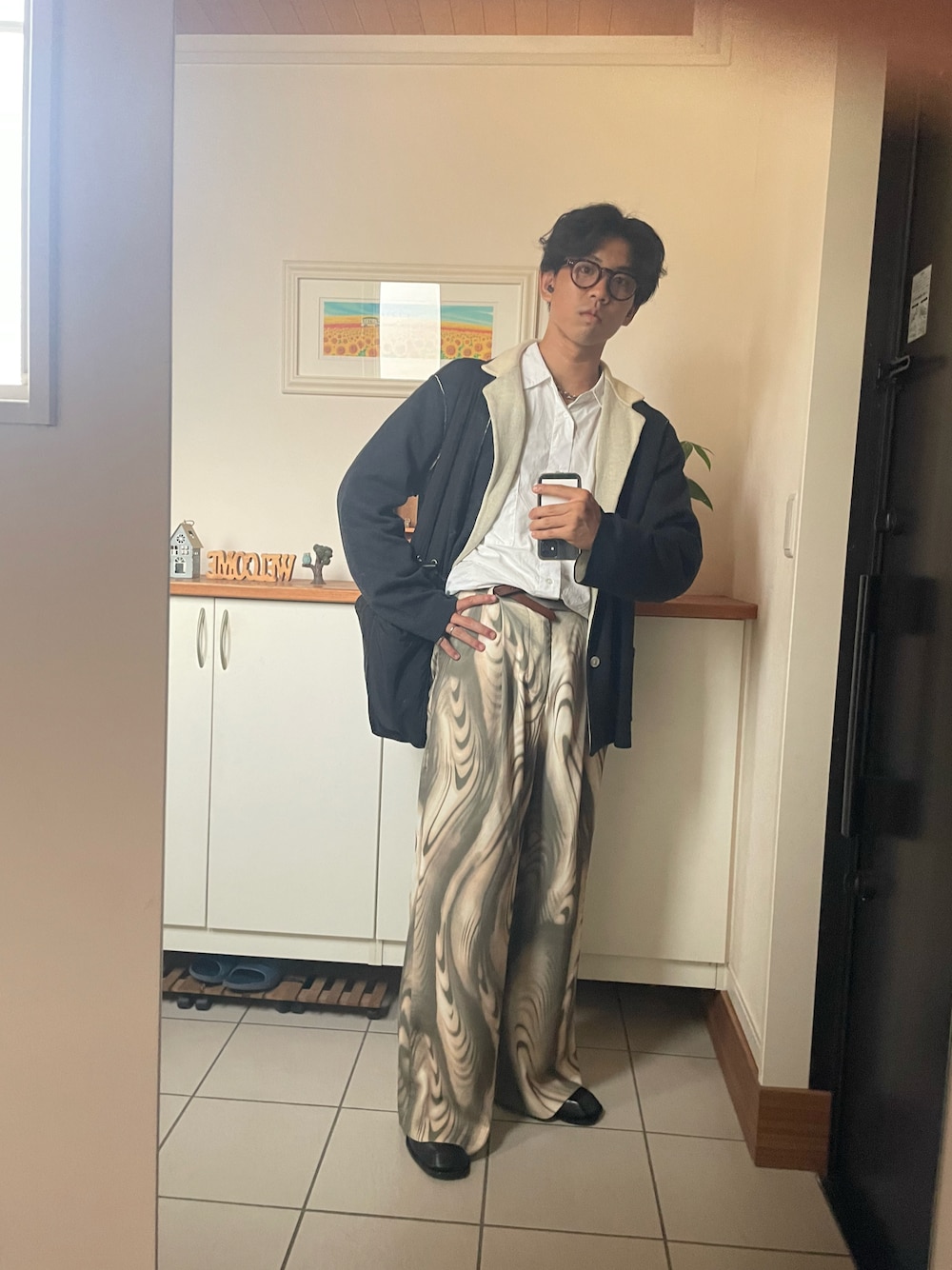 「秋っぽコーデ更新中、めがね、メガネ男子、カーキ、秋服、プチプラ、ジャケット、シャツスタイル、ヒールブーツ」｜「remerのloose regular collar over shirt / ルーズレギュラーカラーオーバーシャツ（シャツ/ブラウス、ホワイト系）」を使った、s2k3niさん（メンズ・177cm）の秋コーディネートの1枚目の写真
