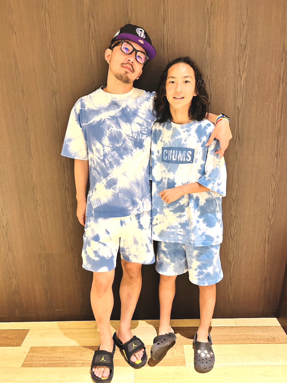 「親子コーデ、親子でおそろい、夏コーデ、初夏コーデ、このスタイルがお気に入り、NEW ERA、ray ban、Ron Herman、AIR JORDAN、CHUMS、crocs、セットアップ、セットアップスタイル、セットアップコーデ、親子ファッション」｜「AIR JORDANのアイテム（サンダル、ブラック系）」を使った、kakakanbaさん（メンズ・173cm）の夏コーディネートの1枚目の写真