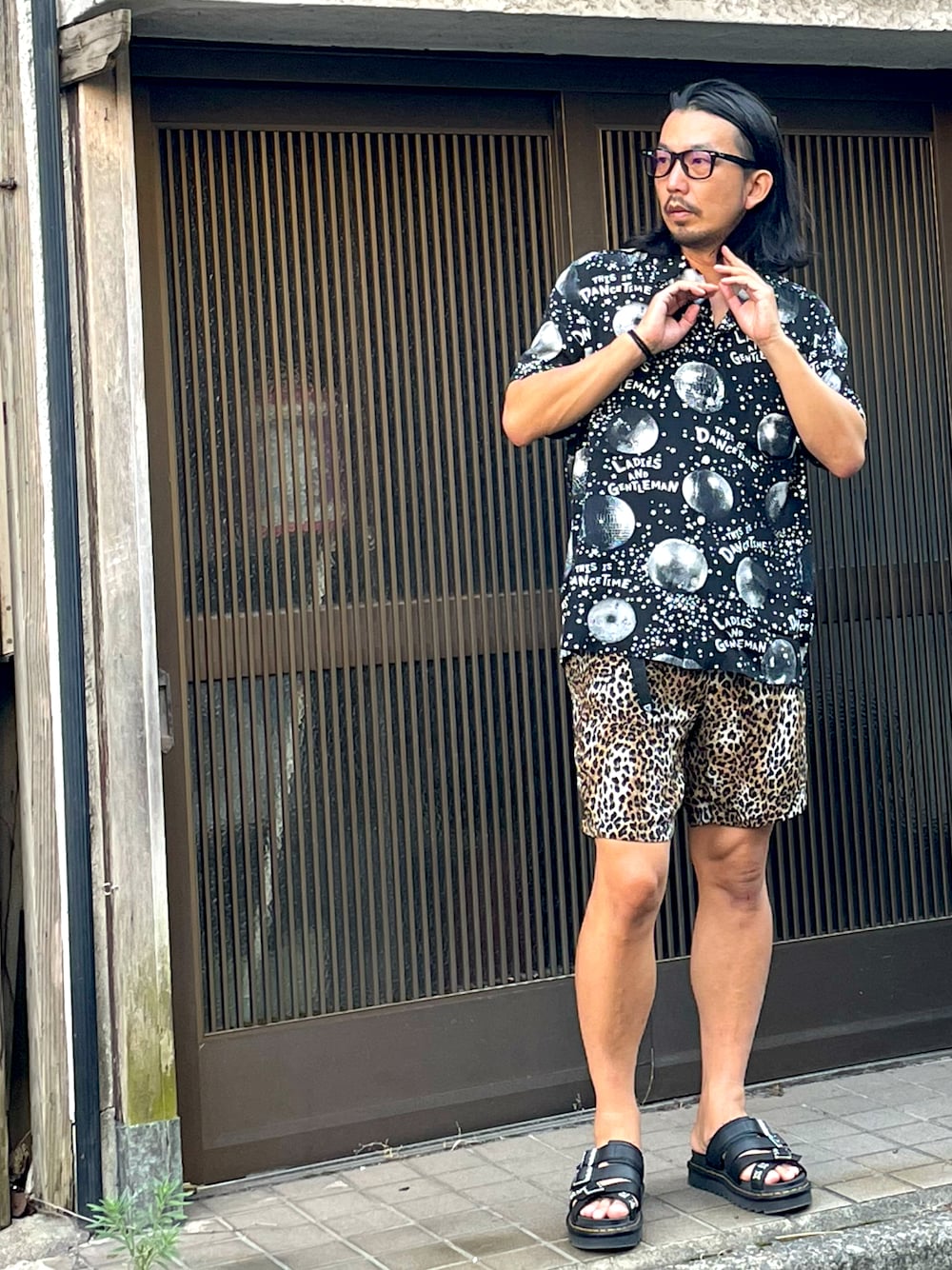 「モノトーン、本日のコーデ、大人カジュアル、ショートパンツ、シャツスタイル、ブラック、古着、ALDIES、Dr.Martens、夏スタイル、柄シャツ、柄パンツ、柄×柄」｜「The Guilty Partiesのアイテム（シャツ/ブラウス、ブラック系）」を使った、kakakanbaさん（メンズ・173cm）の夏コーディネートの1枚目の写真