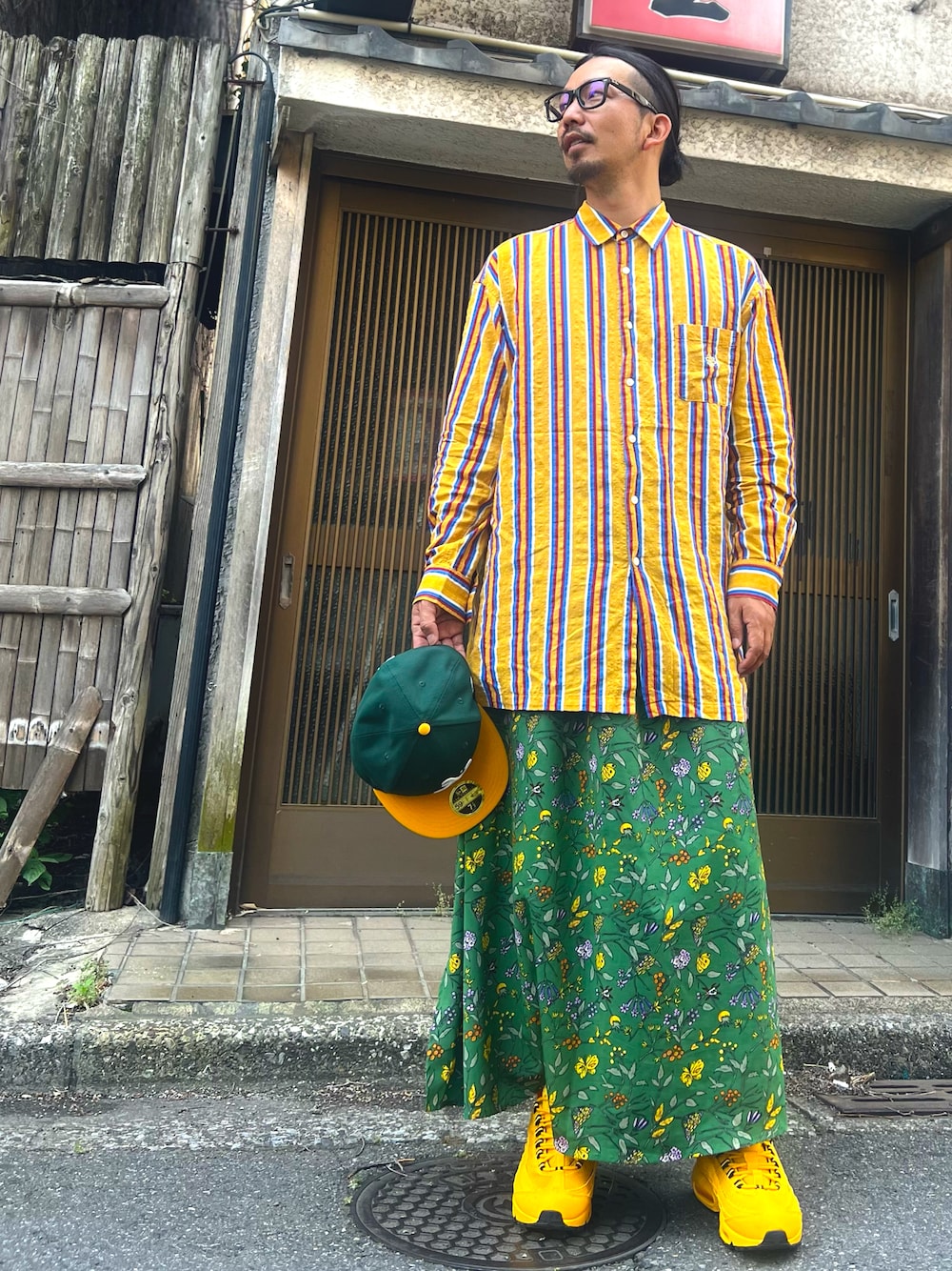 「お出かけコーデ日記、ray ban、ALDIES、NIKE、sneakers、スニーカー、スニーカーコーデ、スカート、スカートスタイル、スカートコーデ、スカート×スニーカー、スカート男子、春夏コーデ、普段着、普段着コーデ」｜「ALDIESのアイテム（シャツ/ブラウス、イエロー系）」を使った、kakakanbaさん（メンズ・173cm）の春コーディネートの1枚目の写真