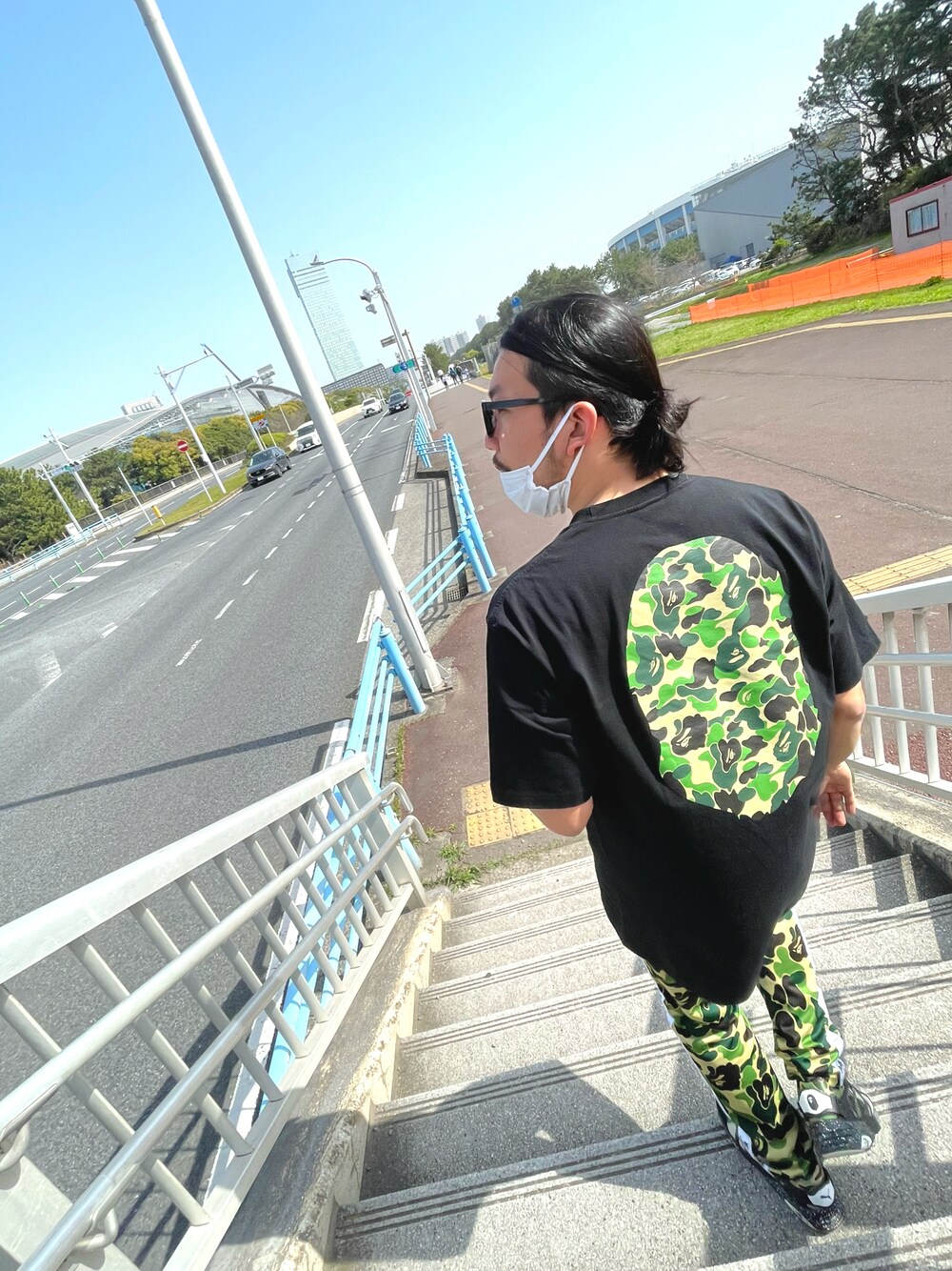 「A BATHING APE、お出かけコーデ日記、ストリートコーデ、ストリート、カモ柄、カモ柄パンツ、カモ柄スニーカー、長髪男子、休日コーデ、普段着、普段着コーデ、お洒落さんとつながりたい、PUMA、メガネ男子、メガネコーデ」｜「A BATHING APEのアイテム（Tシャツ/カットソー、ブラック系）」を使った、kakakanbaさん（メンズ・173cm）の春コーディネートの1枚目の写真