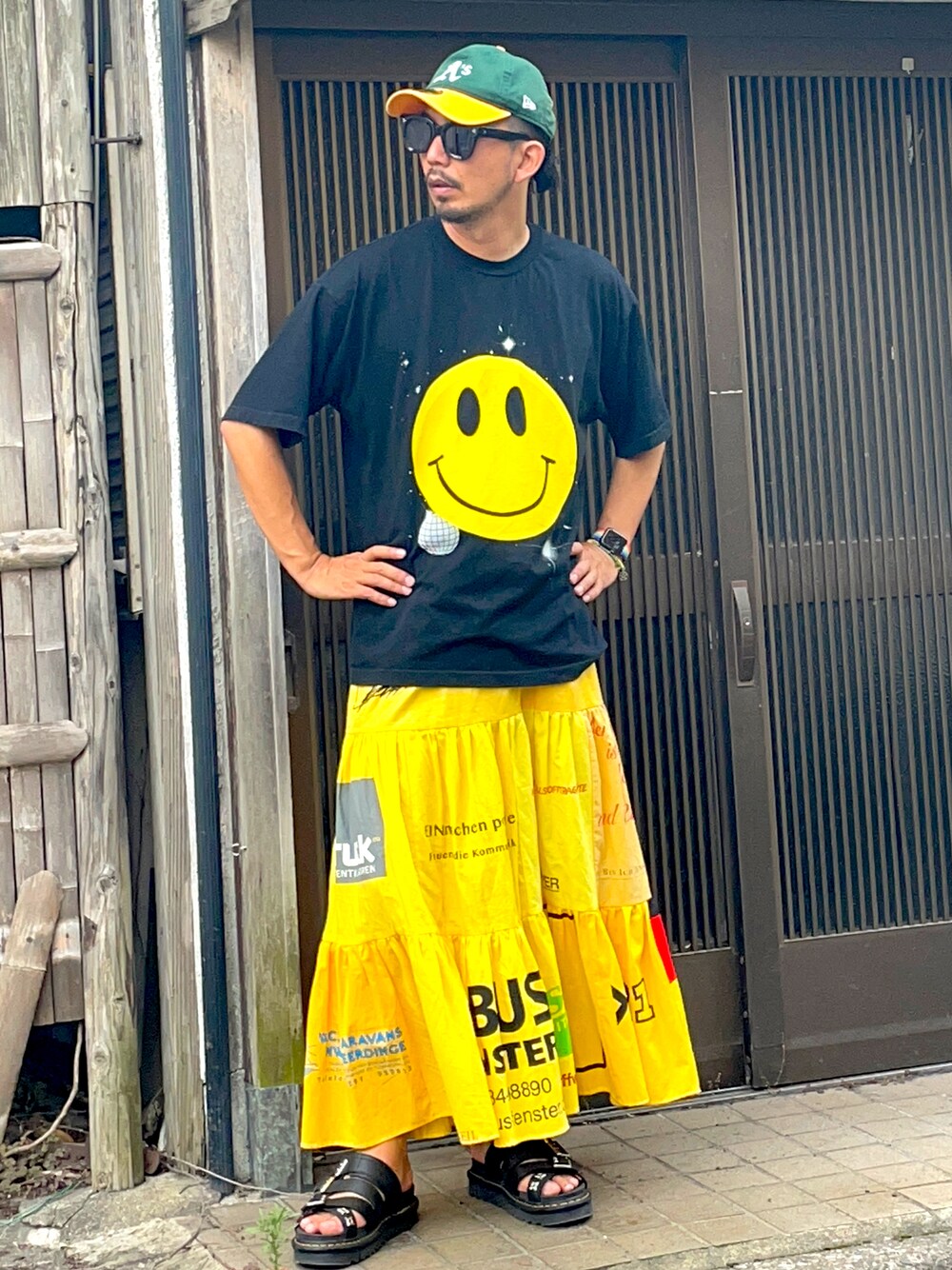 「このスタイルがお気に入り、今日のコーデ、Ｔシャツ、40代ファッション、NEW ERA、スマイル、ヴィンテージ、ヴィンテージスカート、ドクターマーチン、サンダル、スカートコーデ、スカートスタイル、スカート男子、スカート」｜「Dr. Martensのアイテム（サンダル、ブラック系）」を使った、kakakanbaさん（メンズ・173cm）の夏コーディネートの1枚目の写真