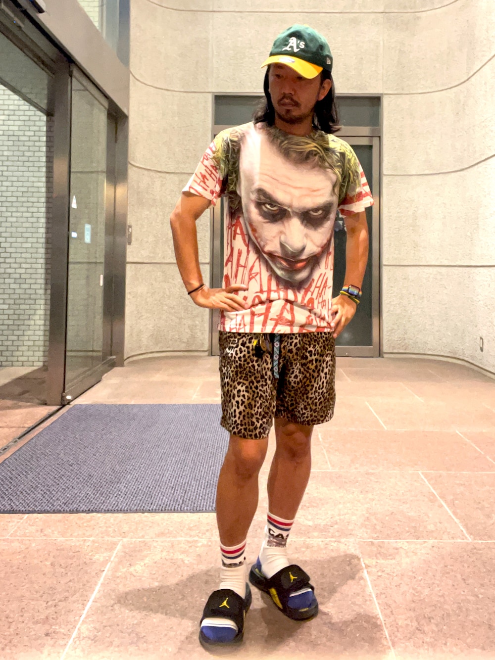 「スポーツサンダル、本日のコーデ、Tシャツ、古着、ALDIES、NEW ERA、NIKE、AIR JORDAN、シンプルスタイル、初夏コーデ、夏コーデ、ハーフパンツ、おしゃれさんと繋がりたい、ショートパンツ、サンダル」｜「AIR JORDANのアイテム（サンダル、ブラック系）」を使った、kakakanbaさん（メンズ・173cm）の夏コーディネートの1枚目の写真