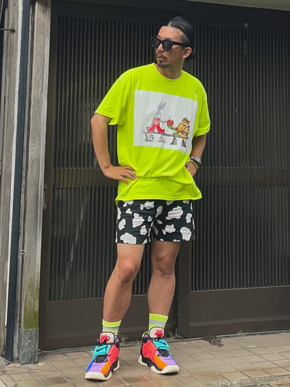 「お出かけコーデ日記、初夏コーデ、今日のコーデ、ビタミンカラー、AKILA、halo、dlsm、sneakers、NIKE、スニーカー、スニーカー×靴下、サングラススタイル、サングラス男子、長髪男子、ハーフパンツ」｜「bootjunkのアイテム（Tシャツ/カットソー、イエロー系）」を使った、kakakanbaさん（メンズ・173cm）の春コーディネートの1枚目の写真