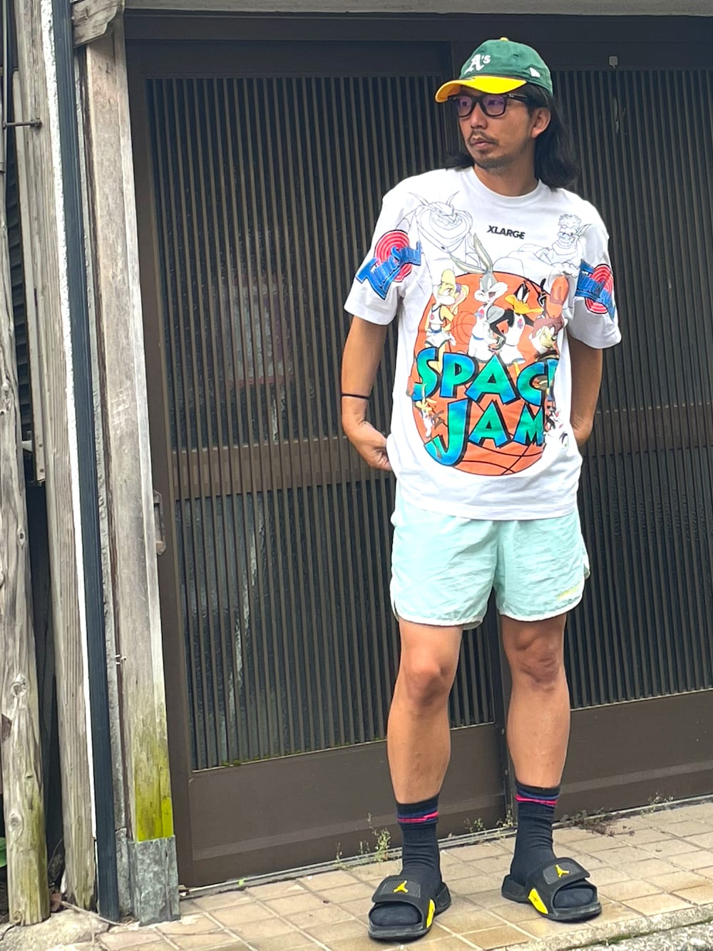 「本日のコーデ、シンプルコーデ、Tシャツ、XLARGE、短パン、challenger、AIR JORDAN、バスケ、夏、サンダル、カラーパンツ、夏コーデ、メガネ男子、夏だ！Tシャツ着よう！」｜「CHALLENGERのアイテム（その他パンツ、ブルー系）」を使った、kakakanbaさん（メンズ・173cm）の夏コーディネートの1枚目の写真