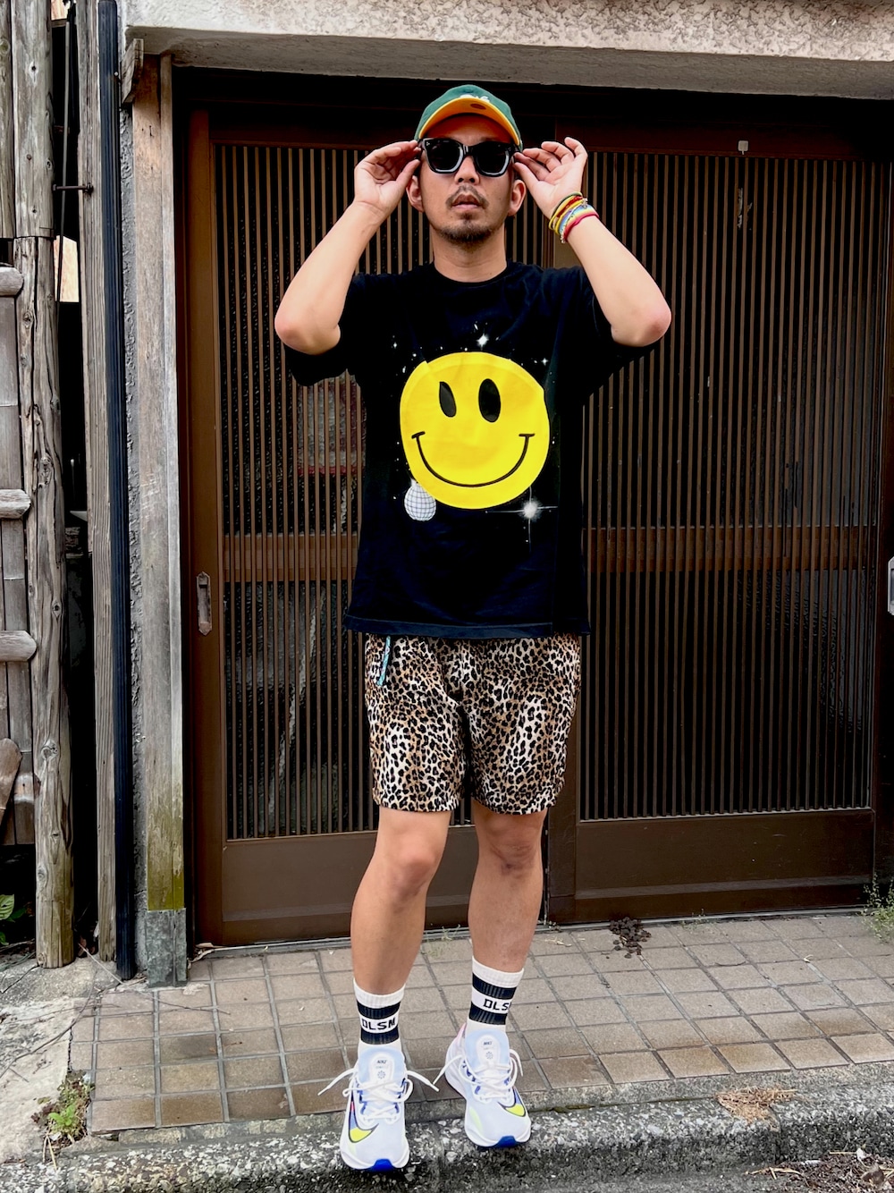 「お出かけコーデ日記、夏コーデ、オトナカジュアル、夏、サングラス、白スニーカー、AKILA、ALDIES、NIKE、スポーツカジュアル、スポーツコーデ、black、smile、豹柄、豹柄パンツ」｜「AKILAのアイテム（サングラス、ブラック系）」を使った、kakakanbaさん（メンズ・173cm）の春コーディネートの1枚目の写真