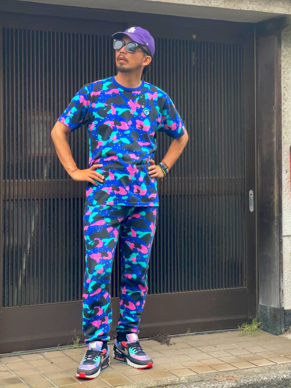 「A BATHING APE、Bape、今日のコーデ、普段着、セットアップ、セットアップスタイル、セットアップコーデ、紫、紫コーデ、柄、柄×柄、柄柄コーデ」｜「NIKEのアイテム（スニーカー、パープル系）」を使った、kakakanbaさん（メンズ・173cm）の春コーディネートの1枚目の写真