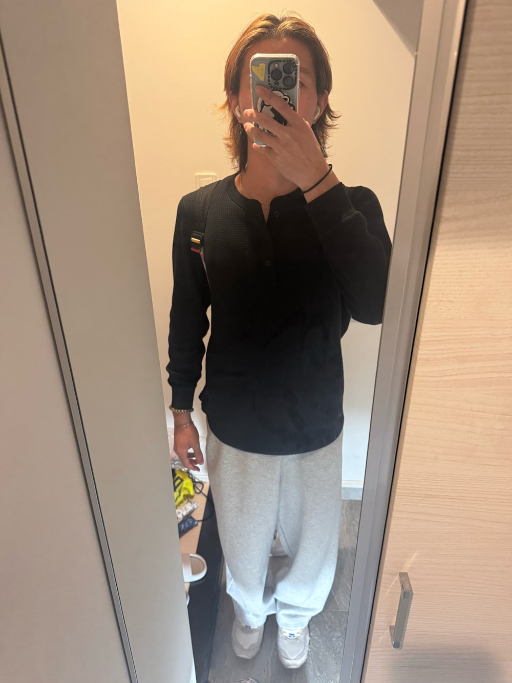 「UNIQLOのアイテム（その他トップス、ブラック系）」を使った、さぶろうさん（メンズ・176cm）の春コーディネートの1枚目の写真
