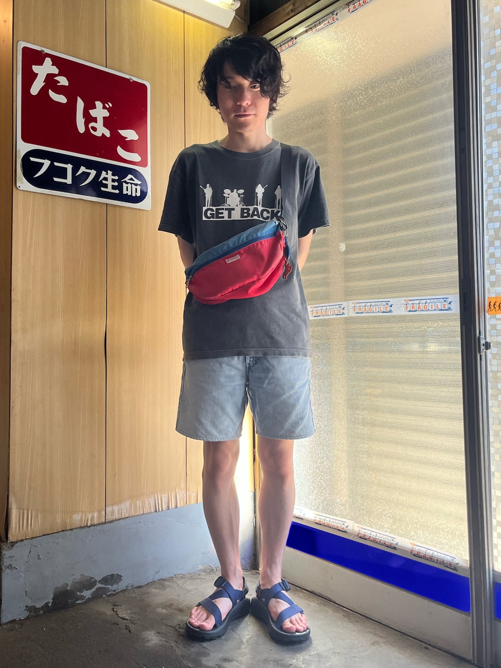 「デートスタイル（MEN）、夏コーデ、ハーフパンツ」｜「SHIPSのアイテム（Tシャツ/カットソー、ブラック系）」を使った、K-BUMPさん（メンズ・171cm）の秋コーディネートの1枚目の写真