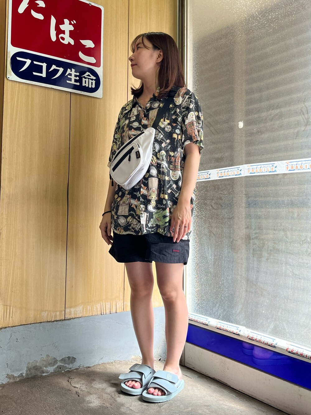 「デートスタイル（WOMEN）、古着MIX、夏コーデ、ハーフパンツ、柄シャツ」｜「Pherrow'sのアイテム（シャツ/ブラウス、ブラック系）」を使った、K-BUMPさん（メンズ・171cm）の夏コーディネートの1枚目の写真
