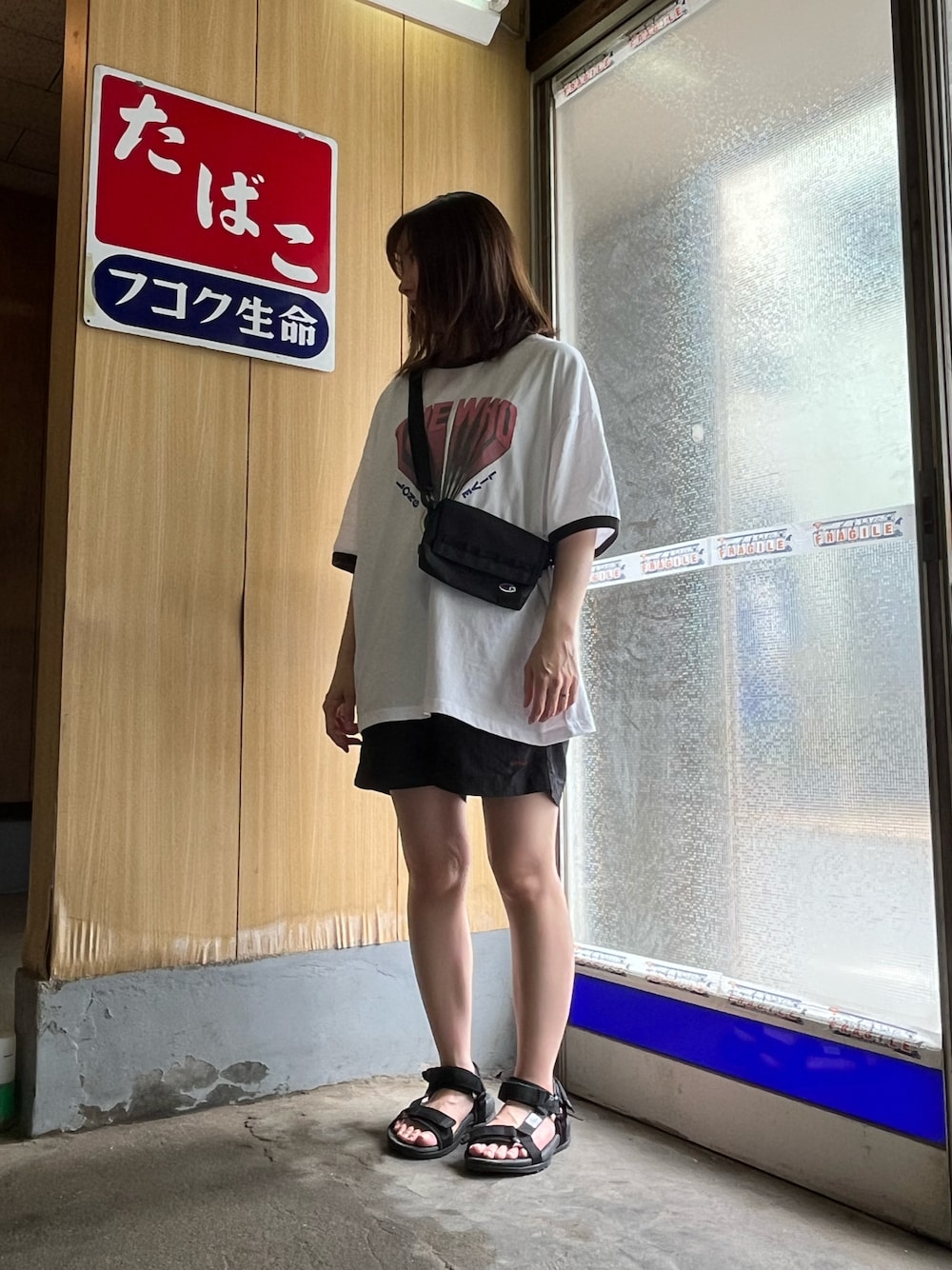 「デートスタイル（WOMEN）、夏コーデ、ハーフパンツ」｜「FREAK'S STOREのアイテム（Tシャツ/カットソー、ホワイト系）」を使った、K-BUMPさん（メンズ・171cm）の夏コーディネートの1枚目の写真