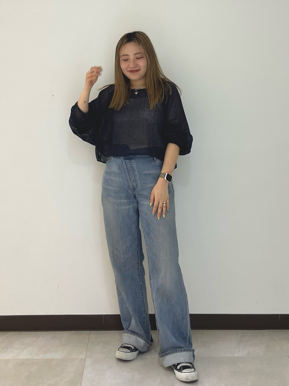 ブルー系のデニムパンツ、グレー系のTシャツ/カットソーを着用したレディースの春コーディネートの1枚目の写真