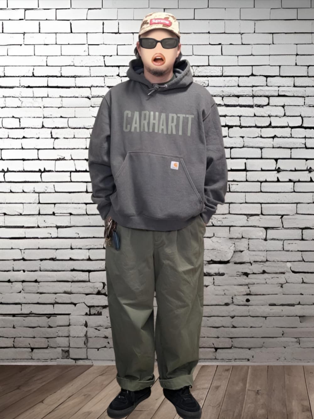 Supreme のキャップを使った「パーカーコーデ」の人気ファッション