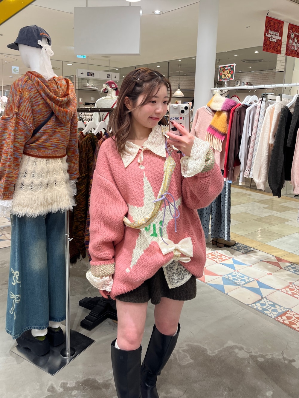 ピンク系のニット/セーター、ブラウン系のその他パンツ、ホワイト系のシャツ/ブラウスを着用したレディースの冬コーディネートの1枚目の写真