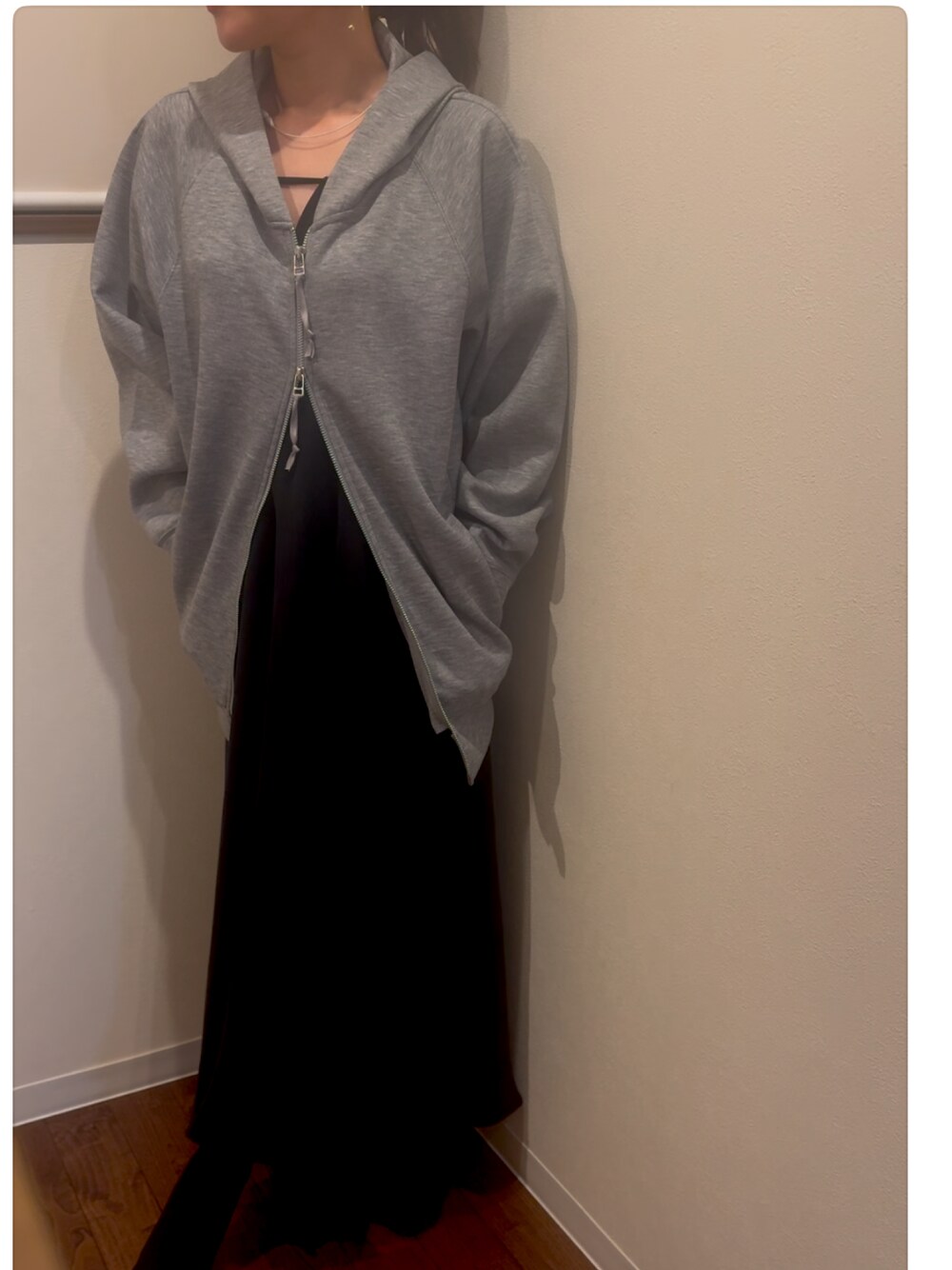 「DRESSLAVEのair bonding hoodie(エアーボンディングフーディー)（パーカー、グレー系）」を使った、sasateamさん（骨格ストレート・レディース・158cm）の冬コーディネートの1枚目の写真