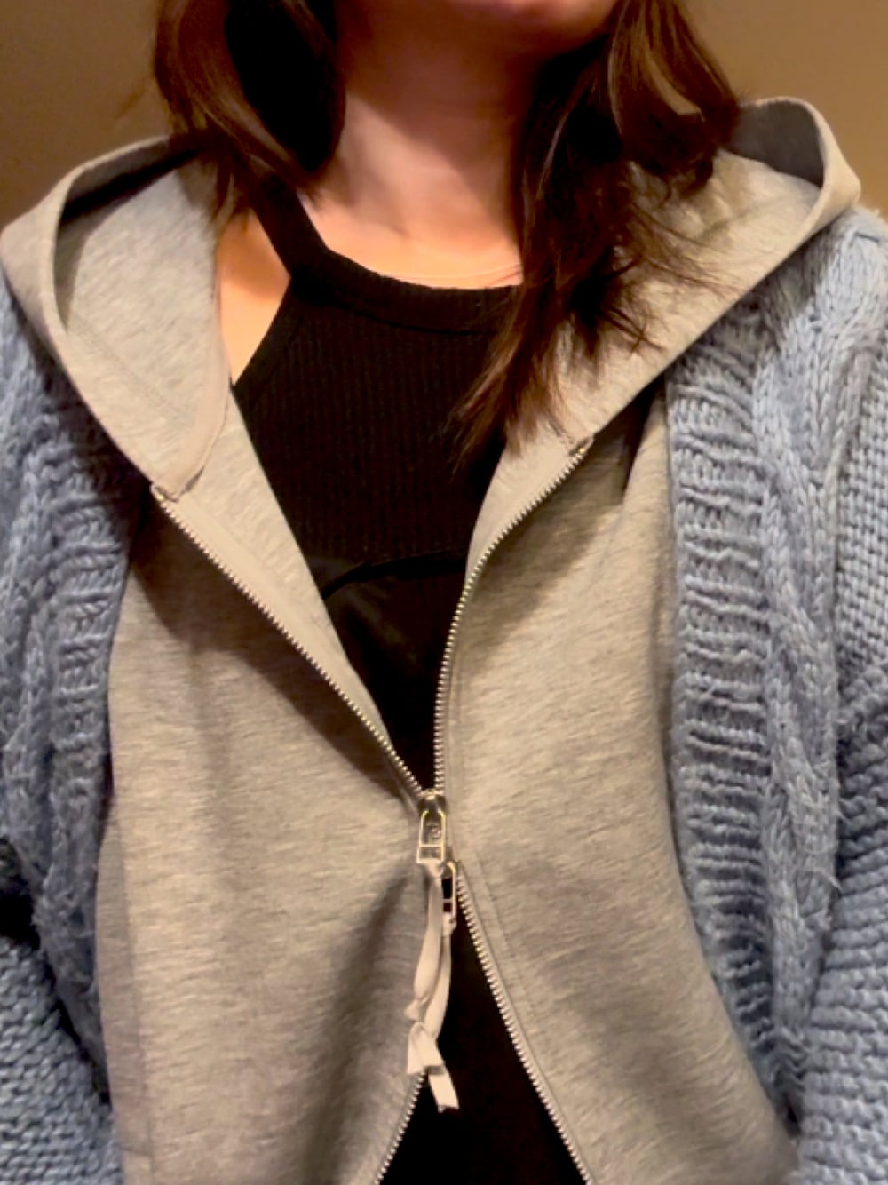 「DRESSLAVEのair bonding hoodie(エアーボンディングフーディー)（パーカー、グレー系）」を使った、sasateamさん（骨格ストレート・レディース・158cm）の冬コーディネートの1枚目の写真