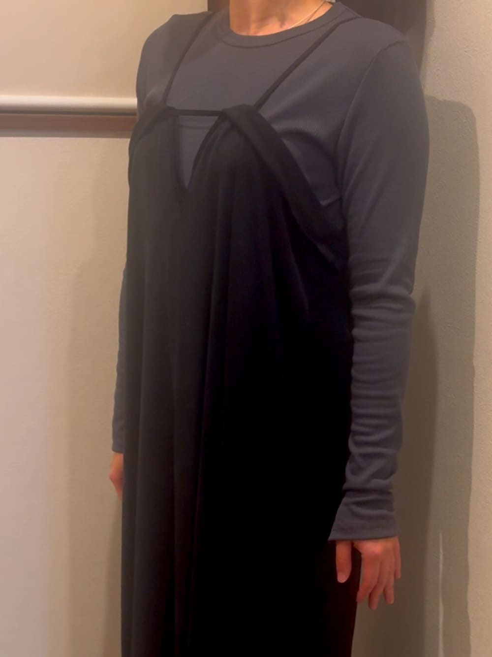 「DRESSLAVEのcupra spaghetti strap dress(キュプラストラップワンピース)（ワンピース、ブラック系）」を使った、sasateamさん（骨格ストレート・レディース・158cm）の冬コーディネートの1枚目の写真