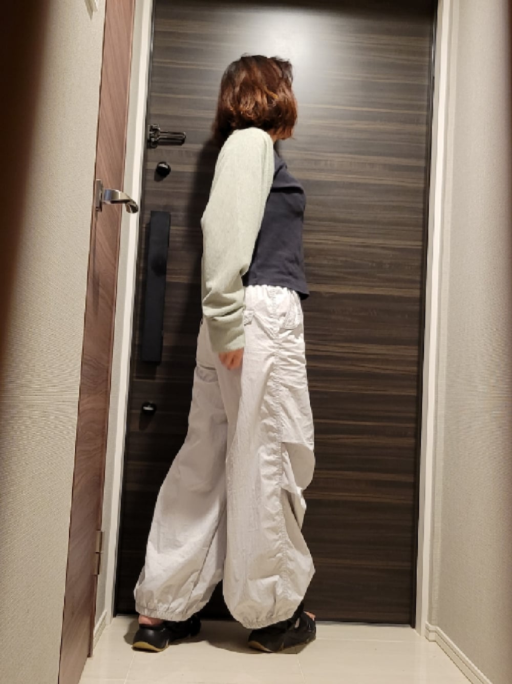 「パラシュートパンツ、なつコーデ、冷房対策」｜「H&Mのアイテム（その他パンツ、シルバー系）」を使った、マリルさん（レディース・156cm）の夏コーディネートの1枚目の写真