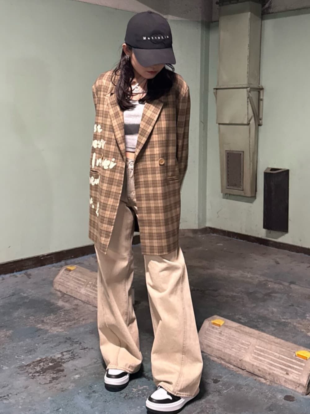 ブラウン系のテーラードジャケット、ベージュ系のデニムパンツ、グレー系のTシャツ/カットソーを着用したレディースの春コーディネートの1枚目の写真
