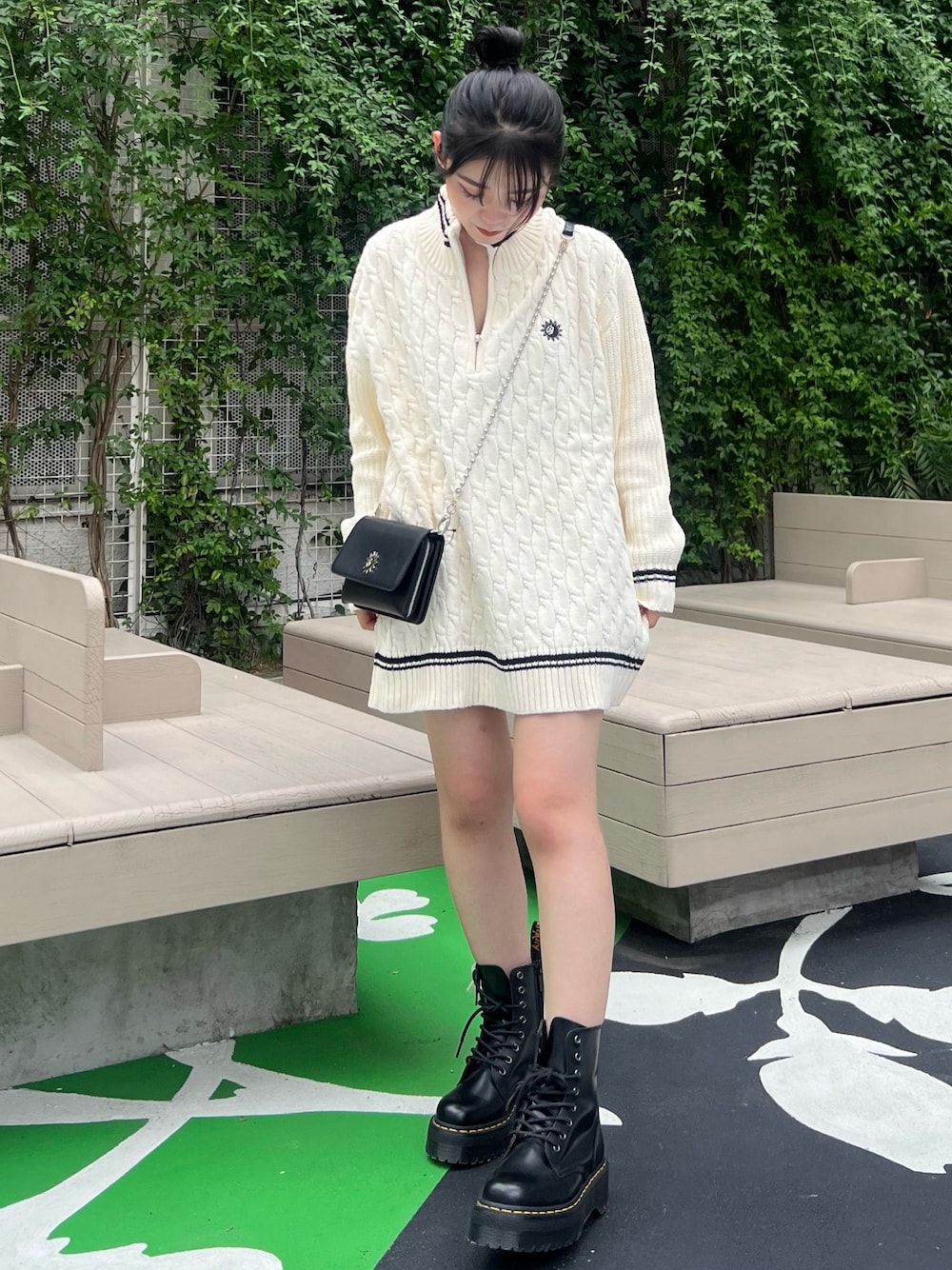 ホワイト系のニット/セーター、ブラック系のブーツ、ブラック系のショルダーバッグを着用したレディースの夏コーディネートの1枚目の写真