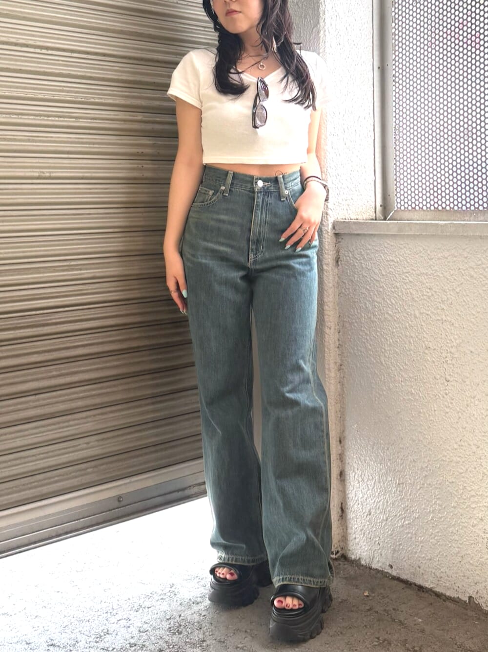 ブラウン系のサンダル、ホワイト系のTシャツ/カットソー、ブルー系のデニムパンツを着用したレディースの夏コーディネートの1枚目の写真
