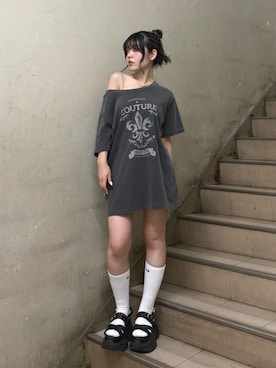 「EVRIS（エヴリス）のワンショルグラフィックピグメントTシャツ（T Shirts、ブラック系）」を使った、黒石夏帆さん（レディース・155cm）の夏コーディネート