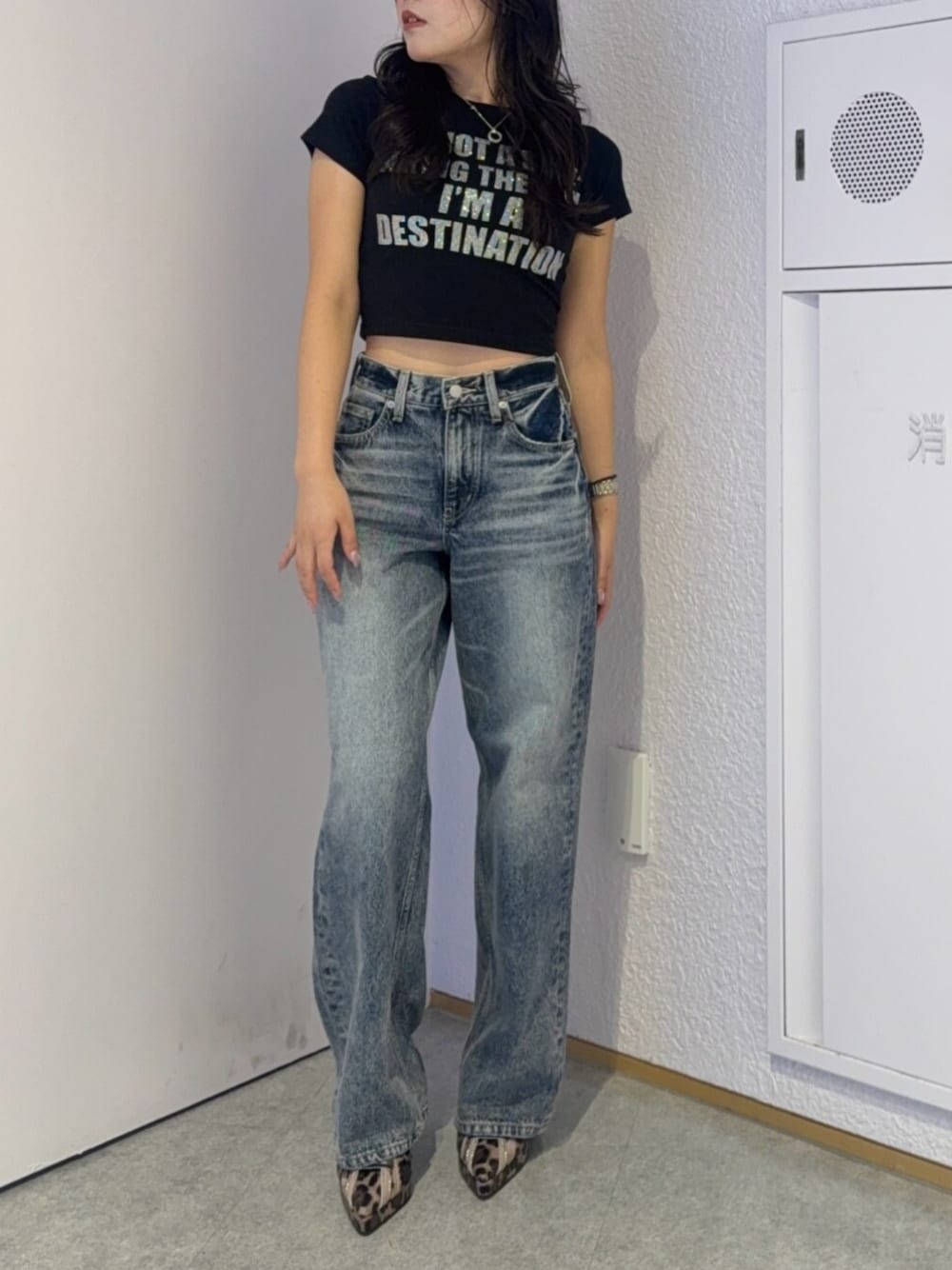ブラック系のTシャツ/カットソー、ブルー系のデニムパンツ、その他のサンダルを着用したレディースの夏コーディネートの1枚目の写真