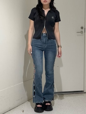 「EVRIS（エヴリス）のサイドビジューフレアデニムパンツ（デニムパンツ、ブルー系）」を使った、黒石夏帆さん（レディース・155cm）の春コーディネート