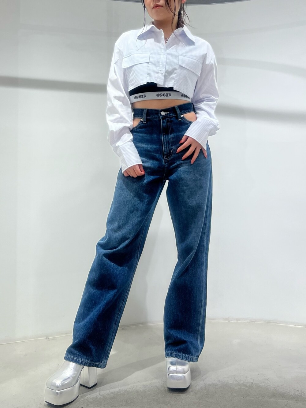 ブルー系のデニムパンツ、その他のシャツ/ブラウス、ブラック系のキャミソールを着用したレディースの春コーディネートの1枚目の写真