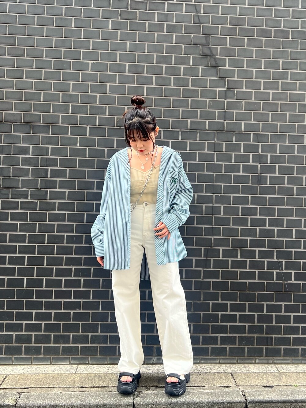 グリーン系のシャツ/ブラウス、ホワイト系のカーディガン/ボレロ、ホワイト系のデニムパンツを着用したレディースの春コーディネートの1枚目の写真