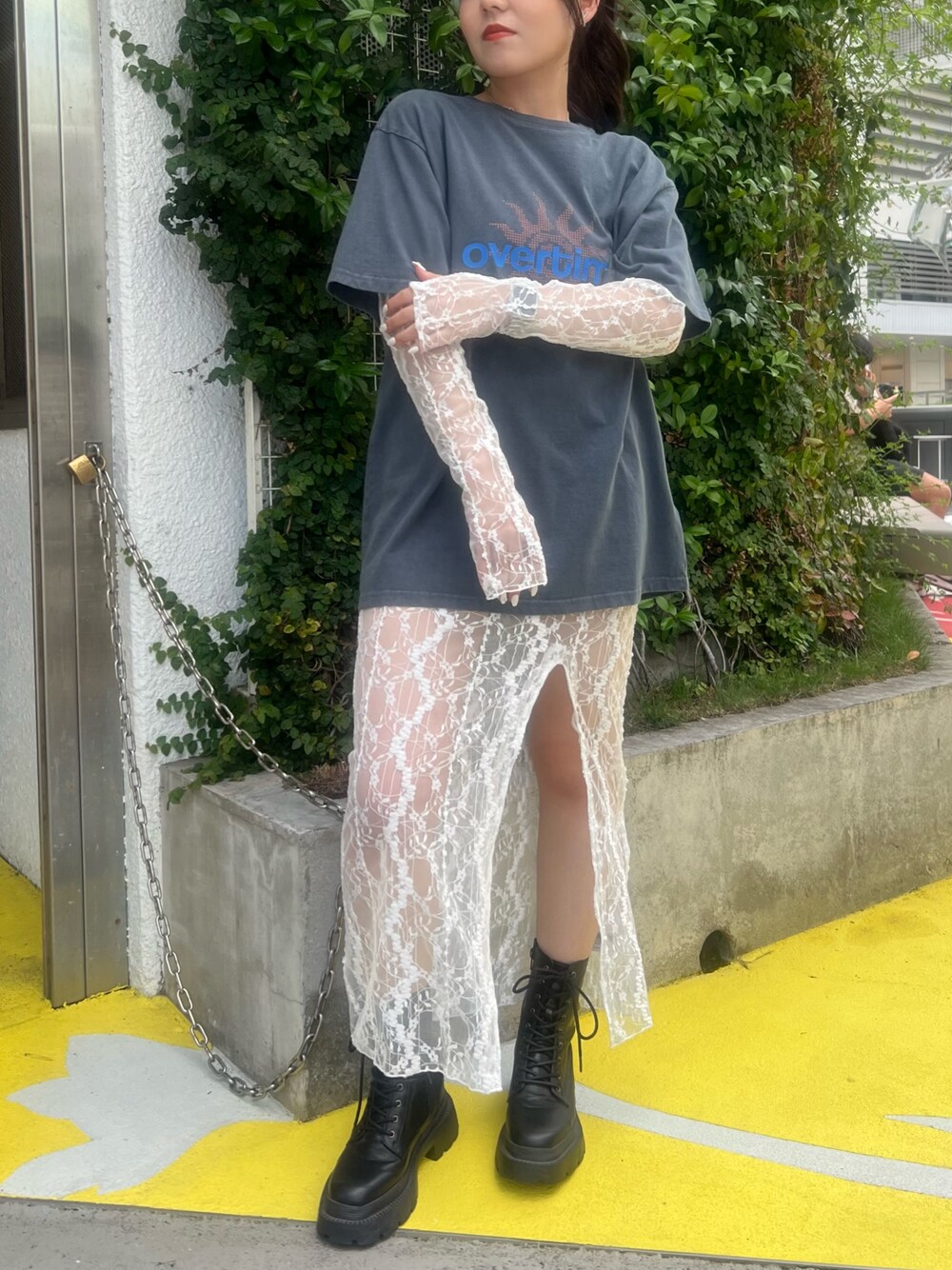 ブラック系のブーツ、ホワイト系のワンピース、グレー系のTシャツ/カットソーを着用したレディースの夏コーディネートの1枚目の写真