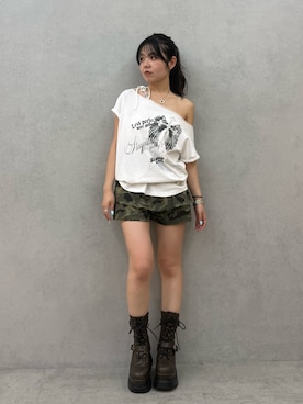 「EVRIS（エヴリス）のモチーフワンショルダーグラフィックトップス（Tシャツ/カットソー、ホワイト系）」を使った、黒石夏帆さん（レディース・155cm）の春コーディネート