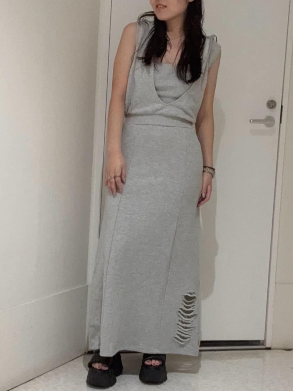 ブラウン系のサンダル、グレー系のワンピースを着用したレディースの夏コーディネートの1枚目の写真