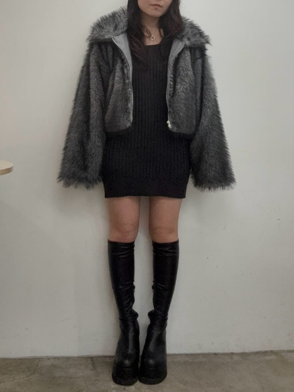 ブラック系のブーツ、ブラック系のワンピース、グレー系のブルゾンを着用したレディースの秋コーディネートの1枚目の写真