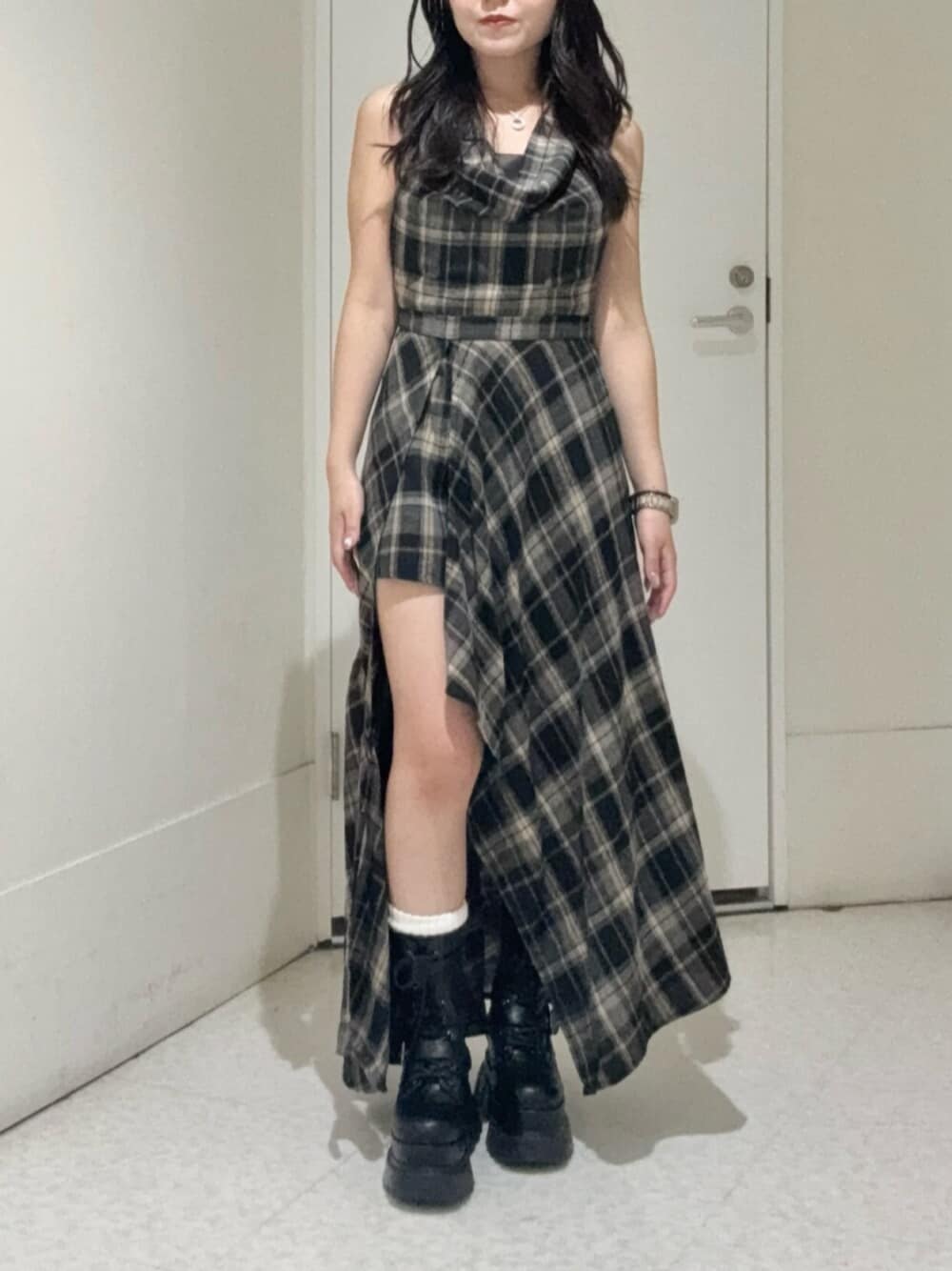 ブラック系のブーツ、ブラック系のワンピースを着用したレディースの夏コーディネートの1枚目の写真